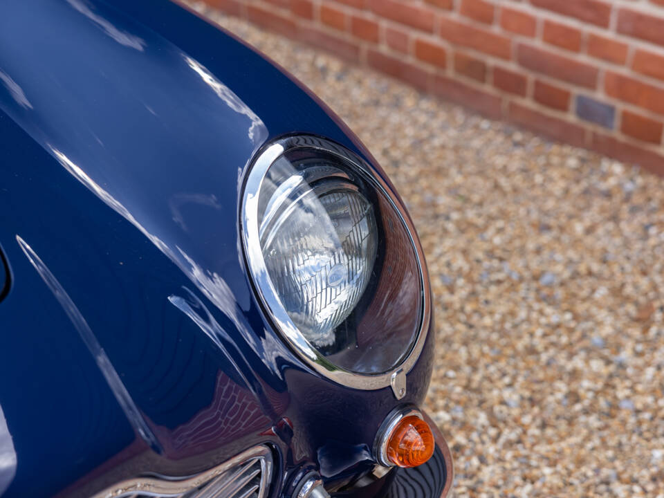 Image 20/68 of Aston Martin DB 6 Volante (1967)