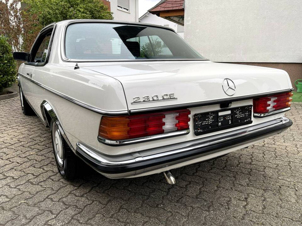 Image 6/24 de Mercedes-Benz 230 CE (1985)