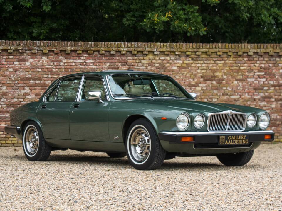 Image 39/50 of Jaguar XJ 6 4.2 (1985)
