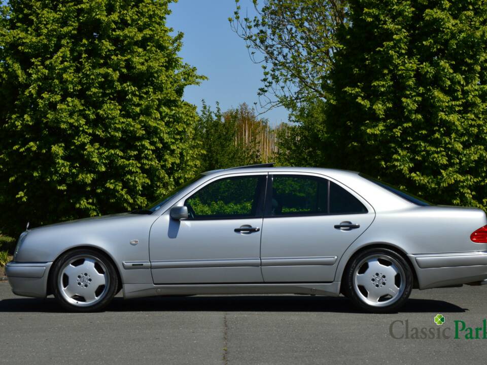 Image 2/50 de Mercedes-Benz E 50 AMG (1996)