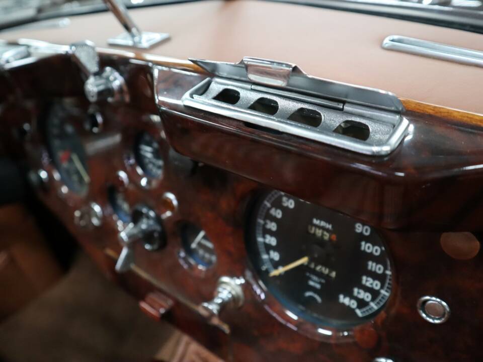 Immagine 15/43 di Jaguar XK 140 DHC (1957)