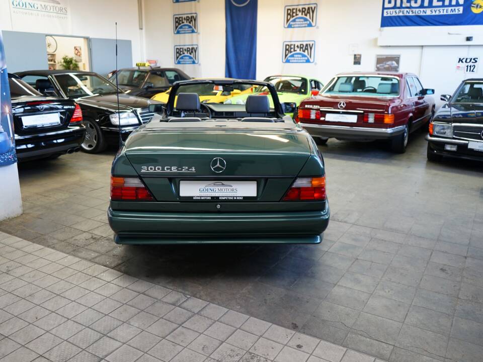 Image 30/38 of Mercedes-Benz 300 CE-24 (1992)