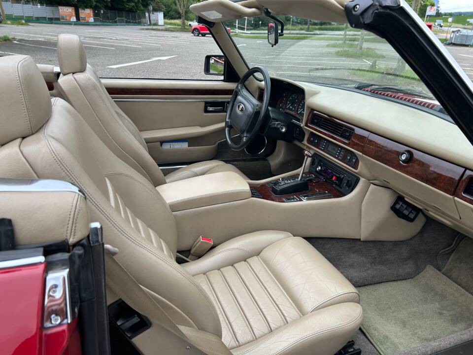 Image 16/40 of Jaguar XJS 5.3 V12 (1991)