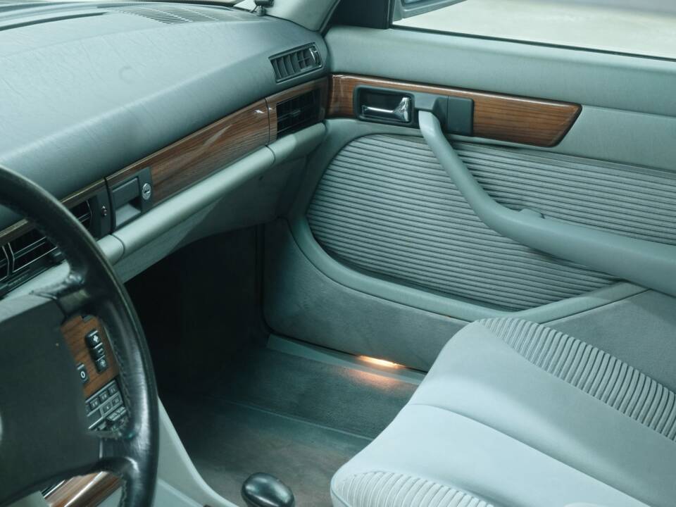 Bild 23/50 von Mercedes-Benz 300 SEL (1991)
