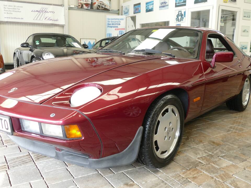 Image 2/18 of Porsche 928 S (1982)