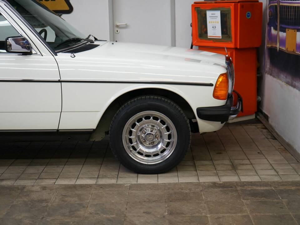 Image 38/40 of Mercedes-Benz 300 D (1984)