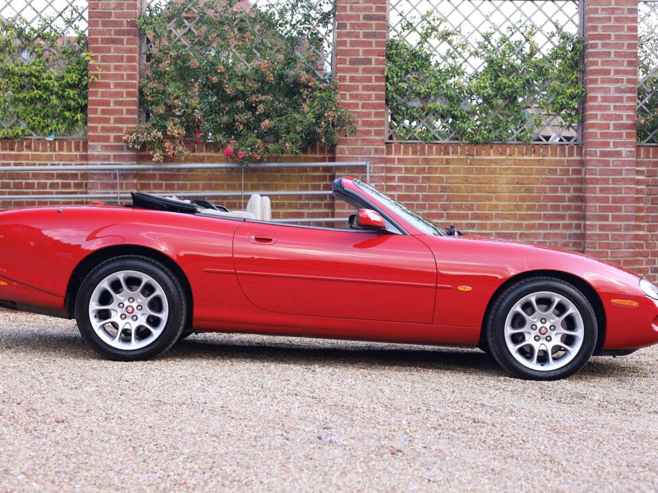 Image 2/50 de Jaguar XKR (2000)