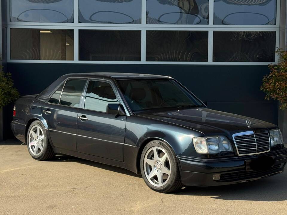 Image 1/19 de Mercedes-Benz E 500 Limited (1994)