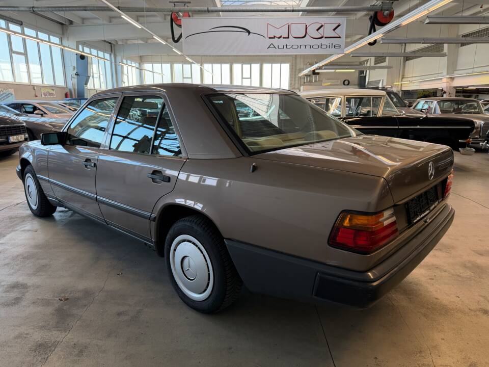 Afbeelding 7/36 van Mercedes-Benz 200 (1988)