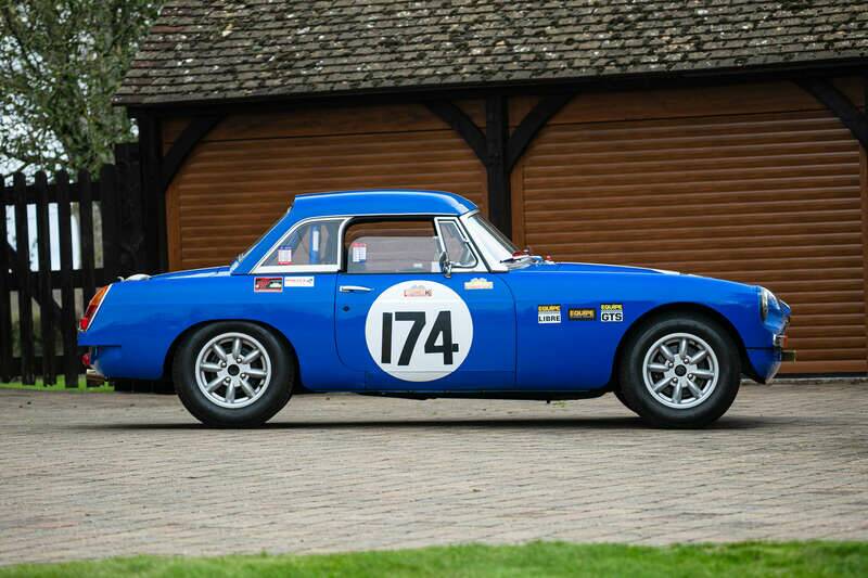 Image 5/45 of MG MGB GT (1964)