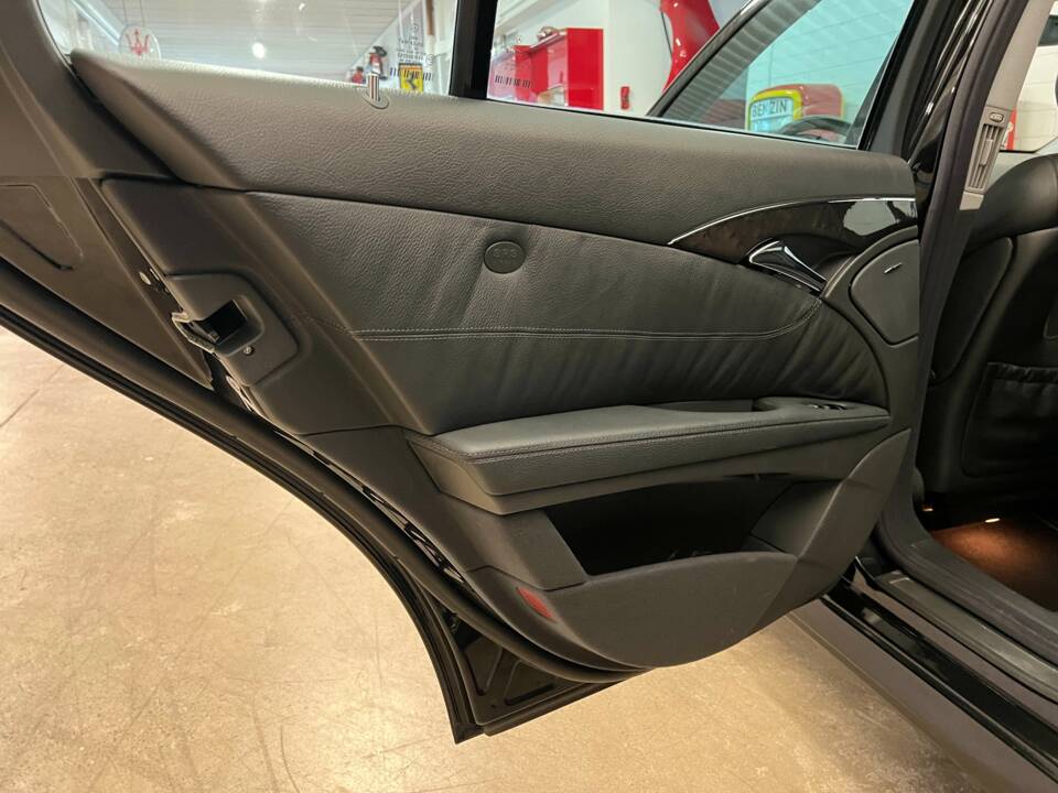 Image 13/20 of Mercedes-Benz E 500 (2002)