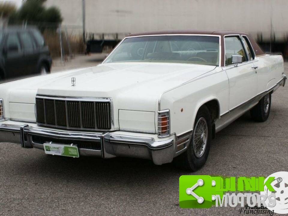 Image 2/10 de Lincoln Continental Town Coupe (1982)