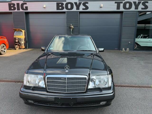Image 3/27 of Mercedes-Benz E 500 (1994)