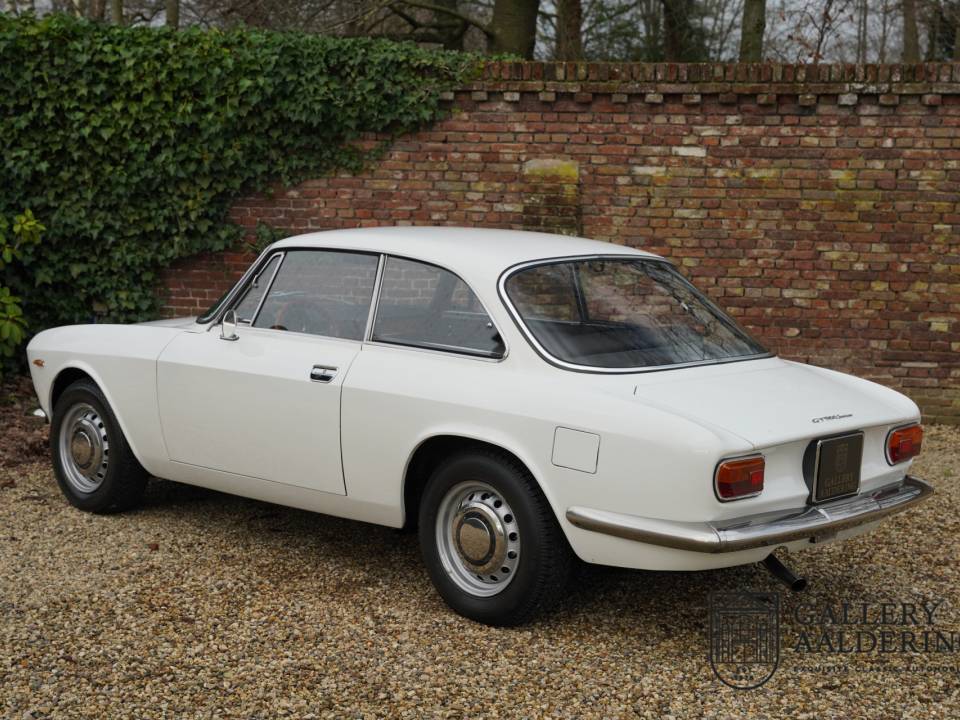 Image 36/50 of Alfa Romeo Giulia GT 1300 Junior (1970)