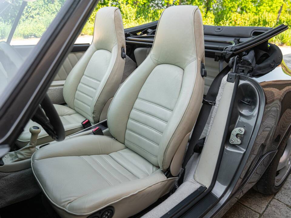 Immagine 39/50 di Porsche 911 Carrera 4 (1990)