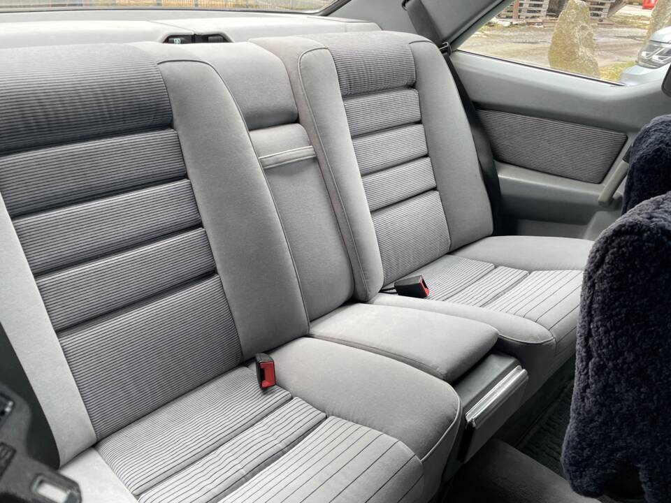 Image 18/30 of Mercedes-Benz 380 SEC (1985)