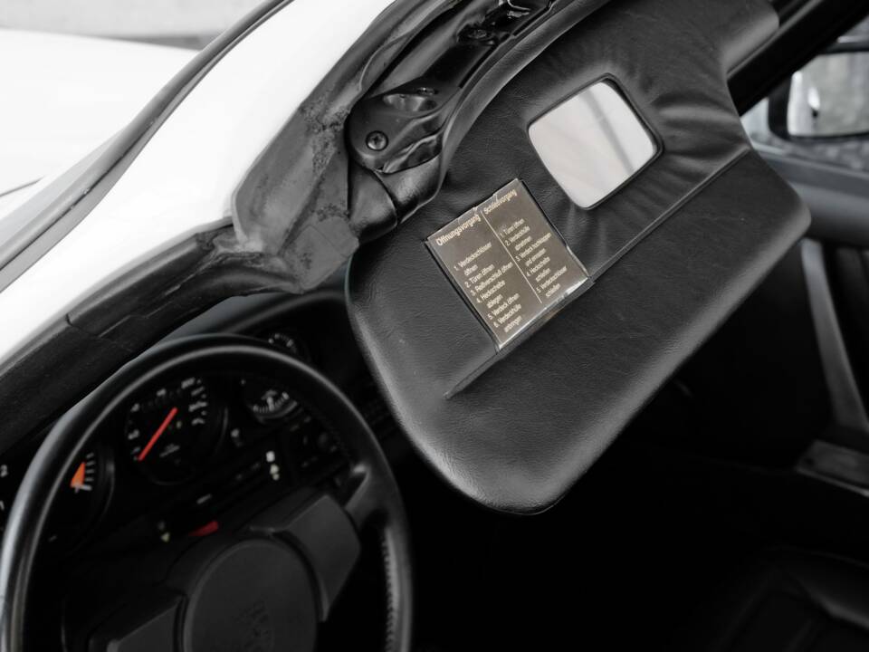 Image 38/46 de Porsche 911 Carrera 3.2 (1984)