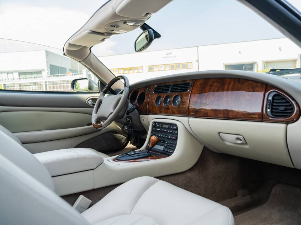 Image 45/91 de Jaguar XK8 4.0 (2000)
