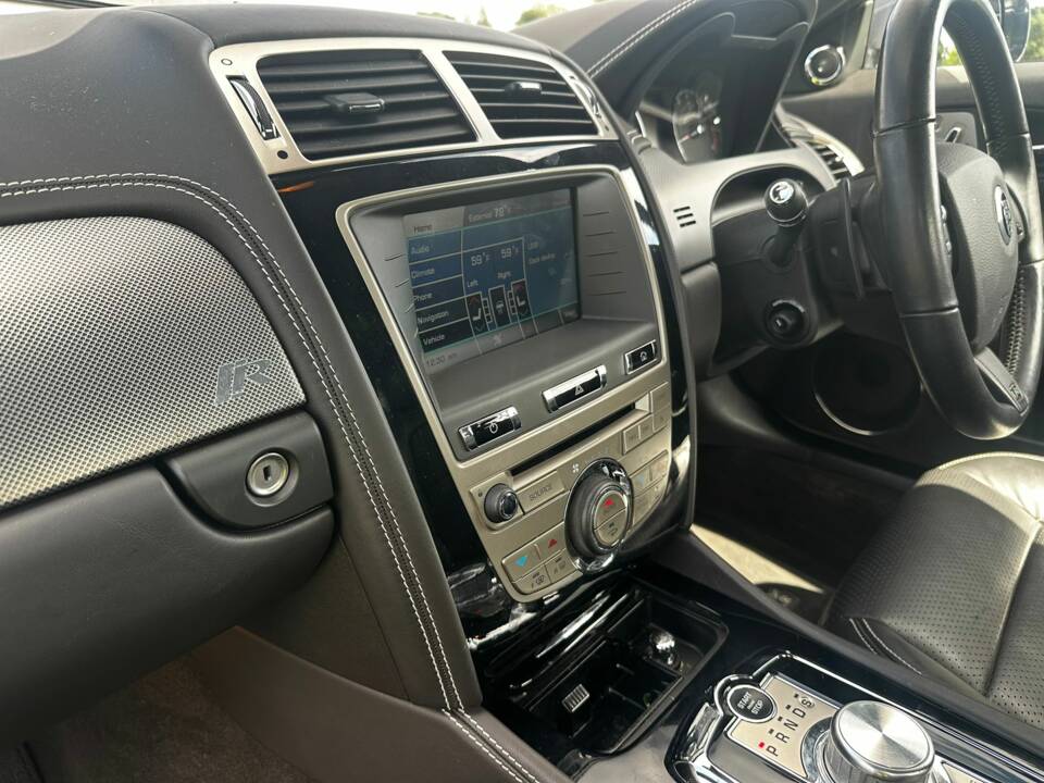 Image 29/46 of Jaguar XKR (2010)