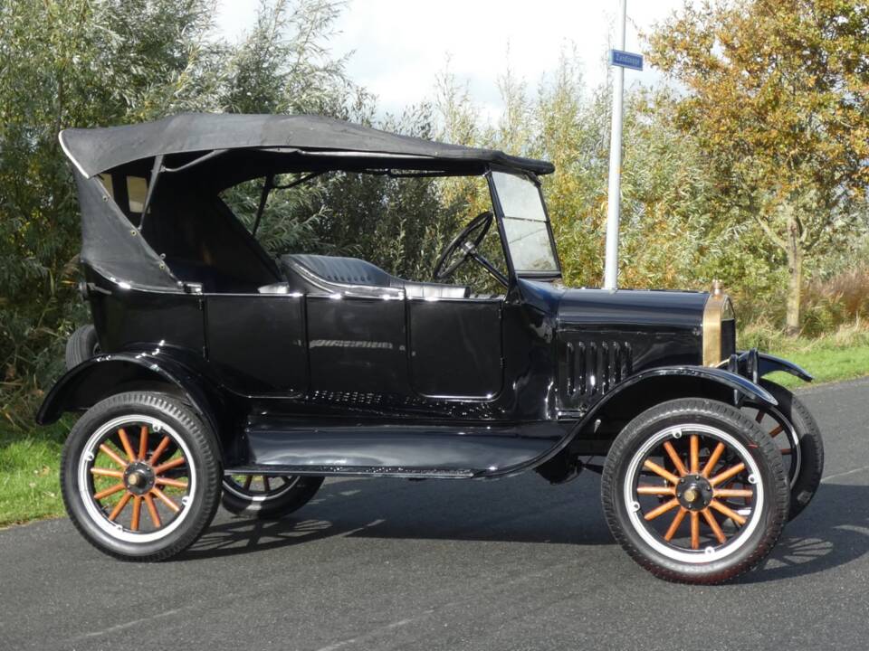 Image 6/41 of Ford Model T Touring (1925)