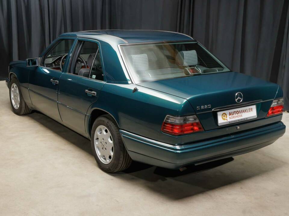 Bild 28/40 von Mercedes-Benz E 220 (1995)