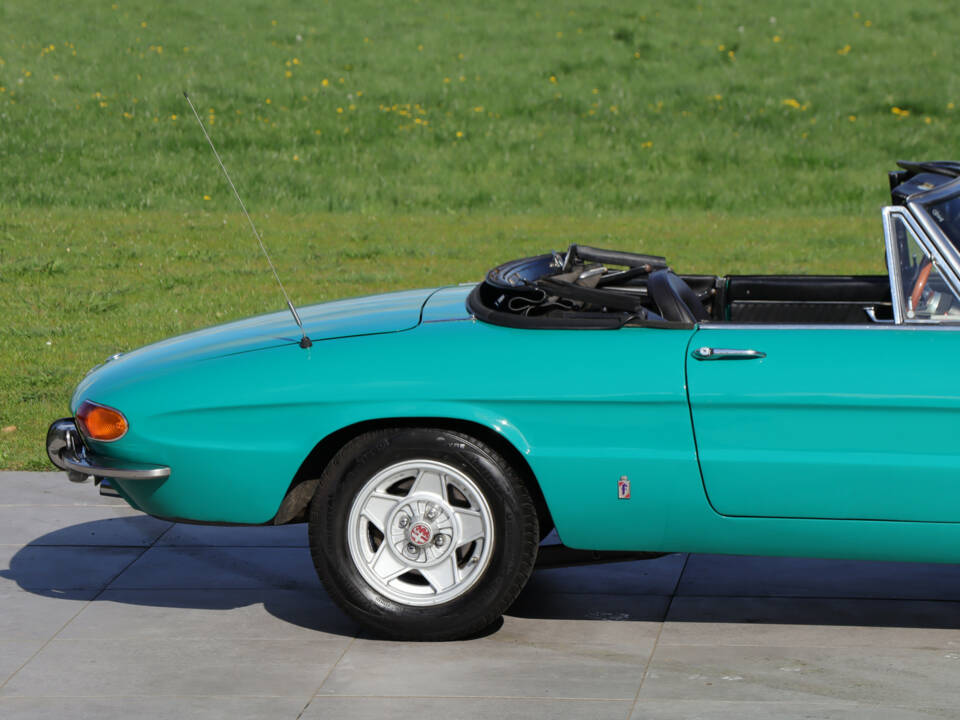 Image 19/50 of Alfa Romeo 1750 Spider Veloce (1969)