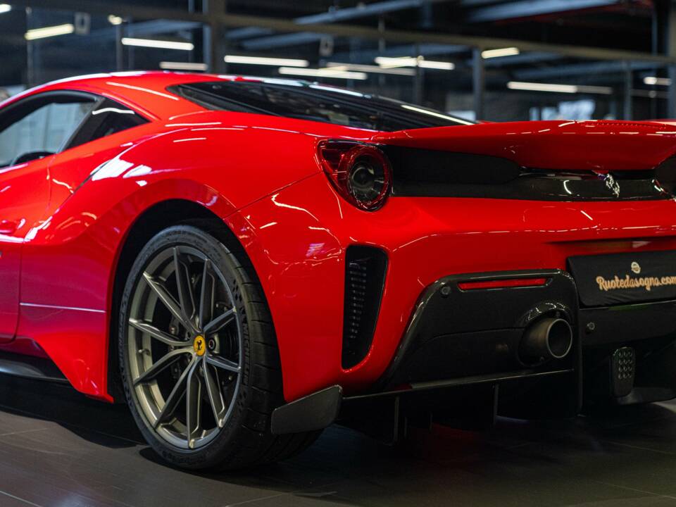 Image 8/50 de Ferrari 488 Pista (2019)