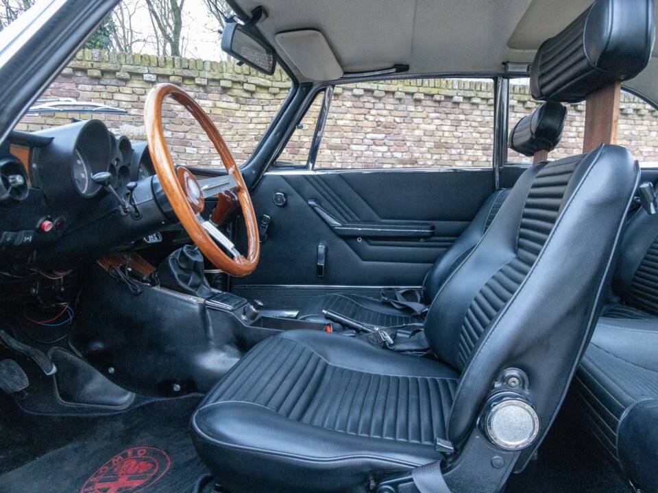 Image 49/50 of Alfa Romeo Giulia GT 1300 Junior (1971)
