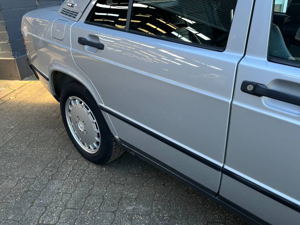 Image 54/89 de Mercedes-Benz 190 E 2.6 (1988)