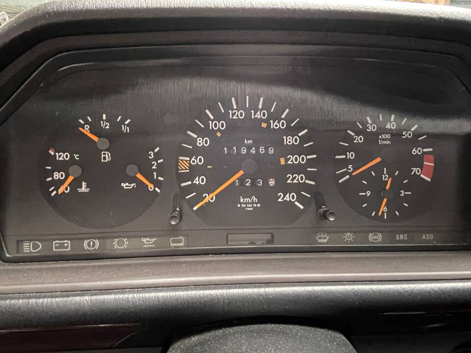 Immagine 10/22 di Mercedes-Benz E 200 (1995)