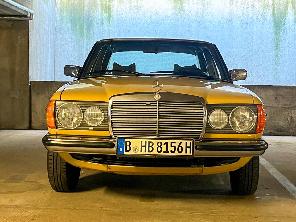 Image 2/139 of Mercedes-Benz 240 D (1978)