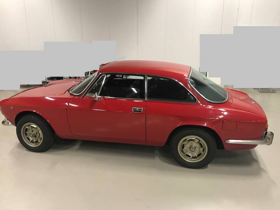 Image 5/18 de Alfa Romeo Giulia 1600 GT Junior (1975)