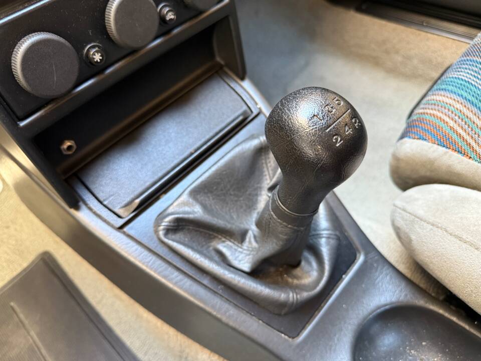 Image 33/35 of Lancia Delta HF Integrale 16V (1990)