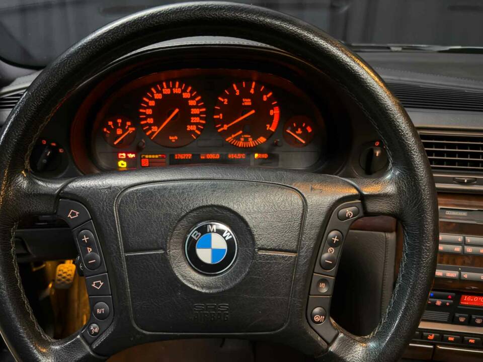 Image 24/41 of BMW 750i (2000)