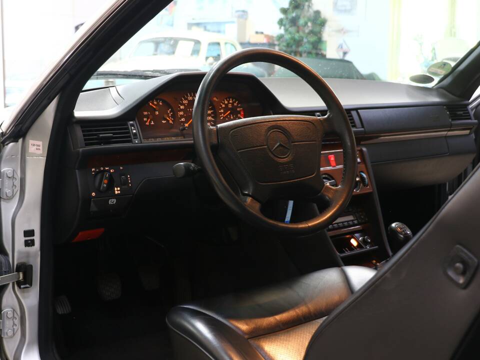 Immagine 25/43 di Mercedes-Benz E 200 (1994)
