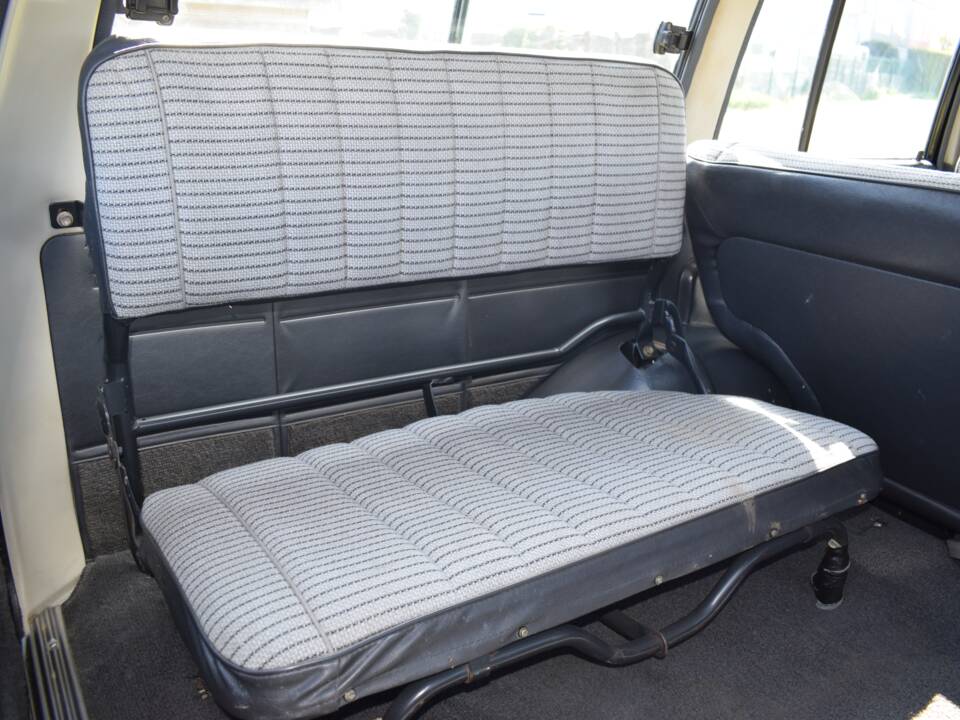 Image 8/17 of Toyota Land Cruiser FJ 62 (1987)