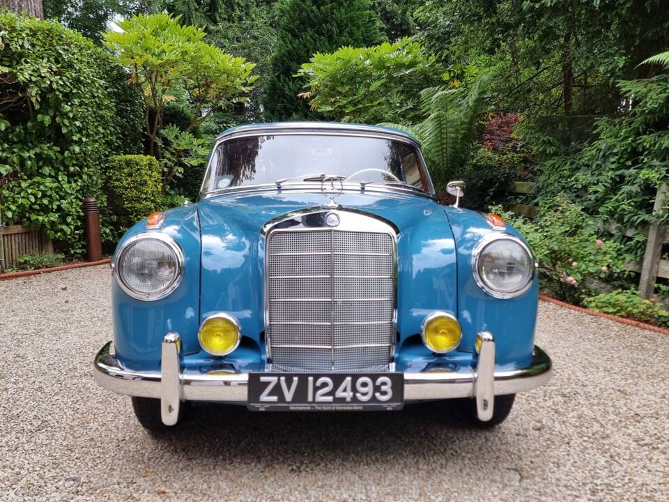 Image 21/100 of Mercedes-Benz 220 SE (1960)