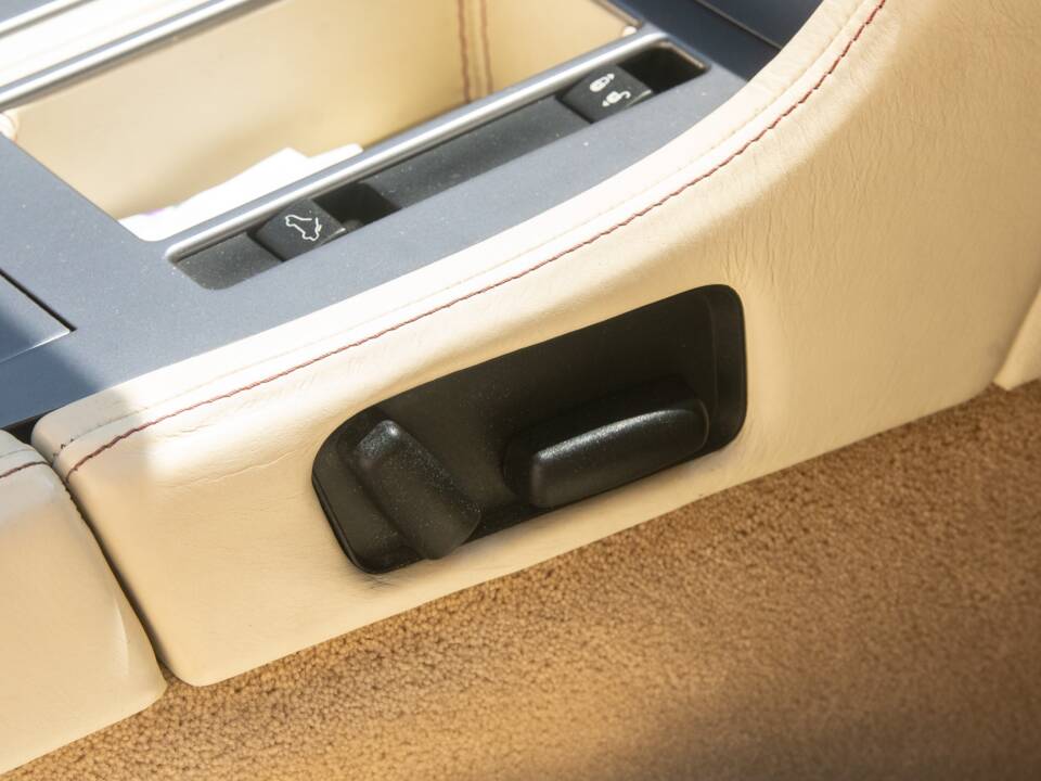 Image 45/52 of Aston Martin DB 9 Volante (2006)