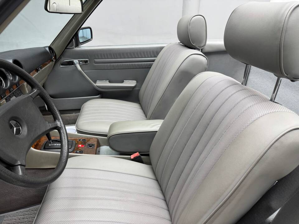 Image 12/23 of Mercedes-Benz 380 SL (1984)