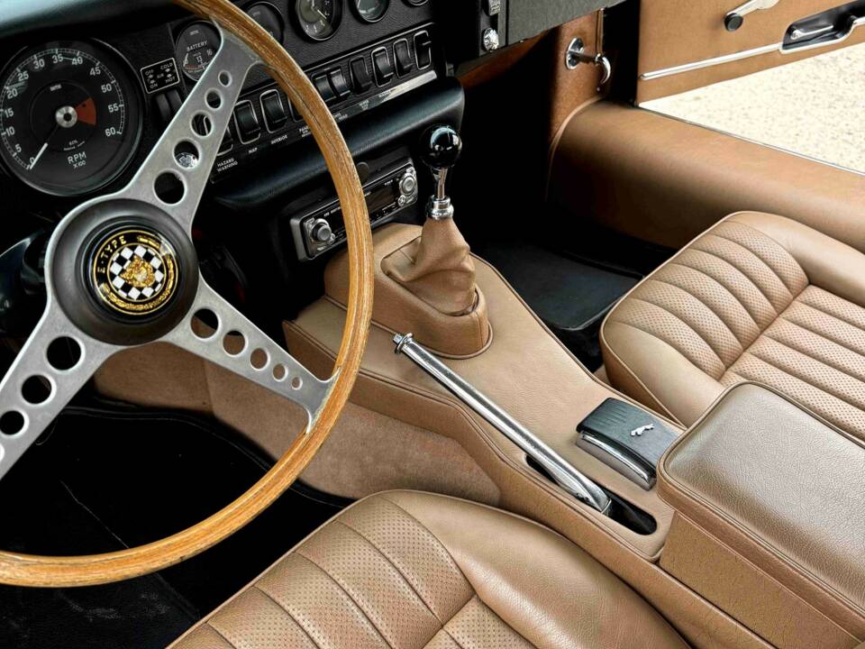 Image 14/50 de Jaguar E-Type (1969)