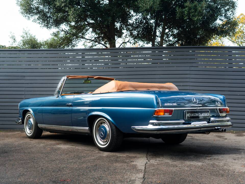 Image 3/57 de Mercedes-Benz 280 SE 3,5 (1971)
