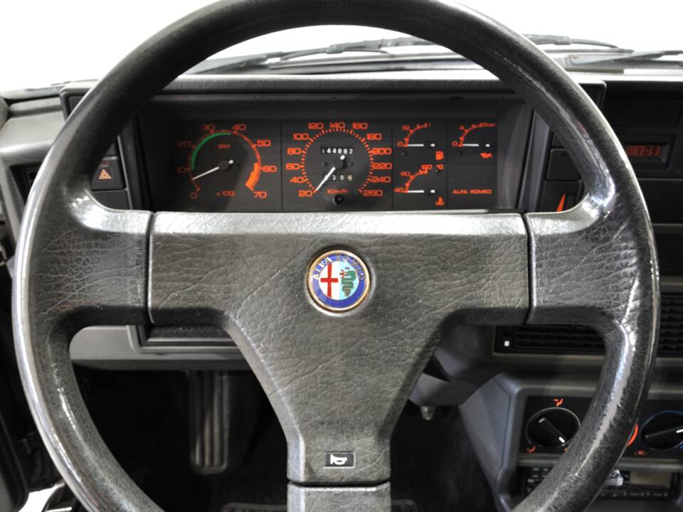 Bild 26/34 von Alfa Romeo 75 2.0 Twin Spark (1988)