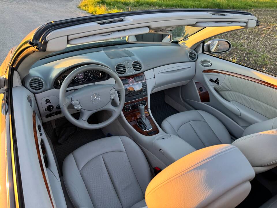 Immagine 11/17 di Mercedes-Benz CLK 500 (2005)