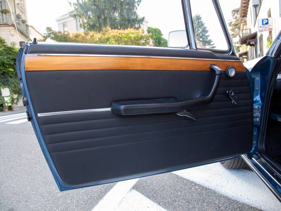 Image 30/56 of BMW 2800 CS (1969)