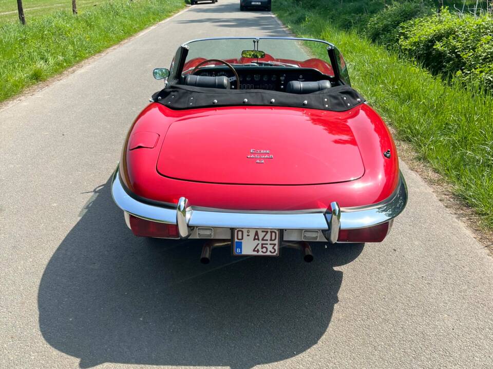 Image 4/8 de Jaguar E-Type (1971)