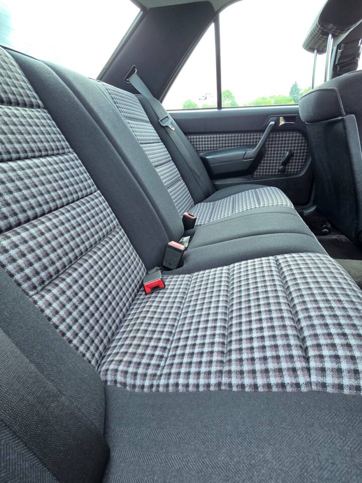 Bild 26/39 von Mercedes-Benz 190 E 1.8 (1992)