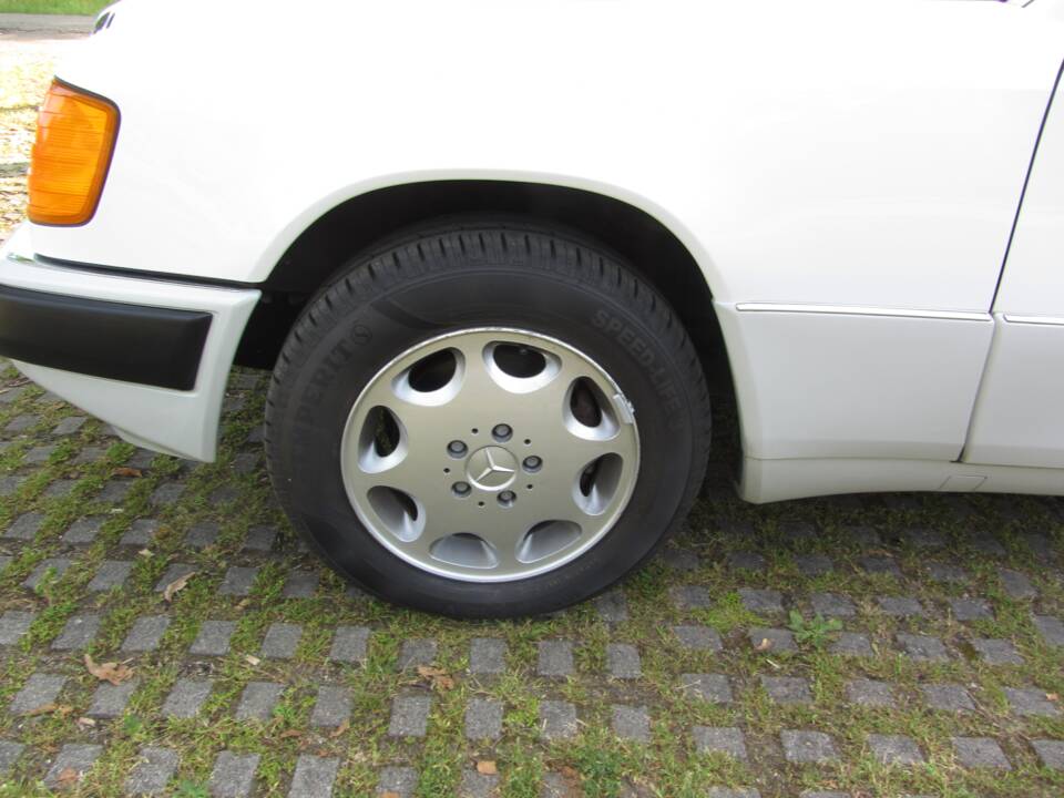 Immagine 15/19 di Mercedes-Benz 260 E (1990)