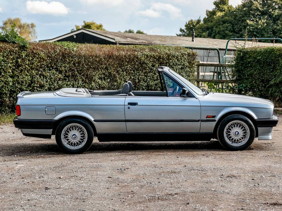 Immagine 2/28 di BMW 318i (1993)