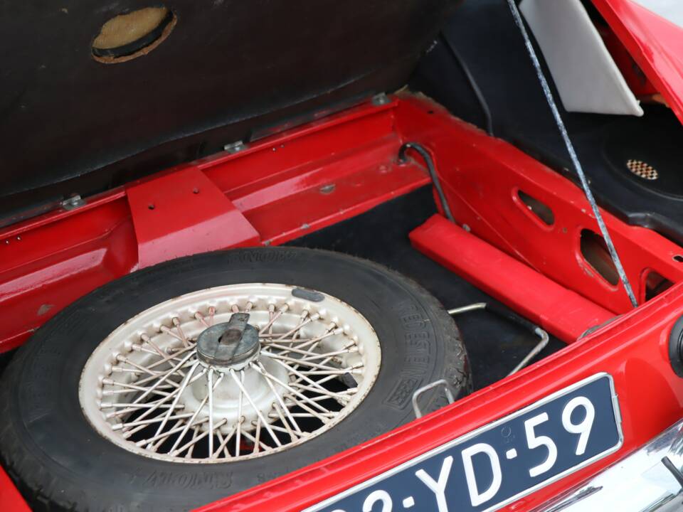 Image 23/50 of MG MGB GT (1974)