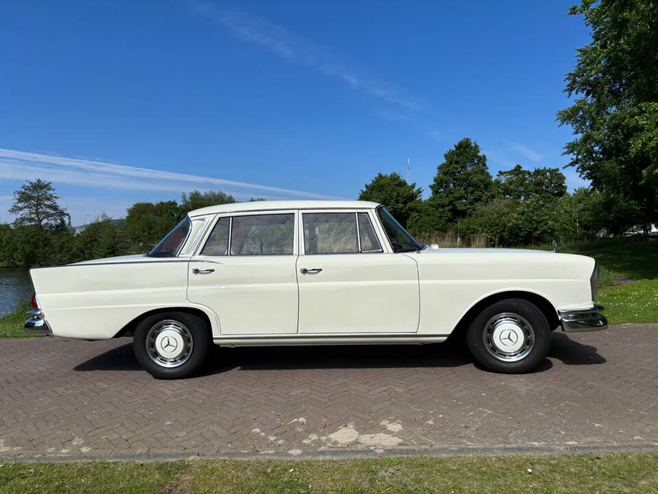 Image 7/64 of Mercedes-Benz 220 S b (1965)